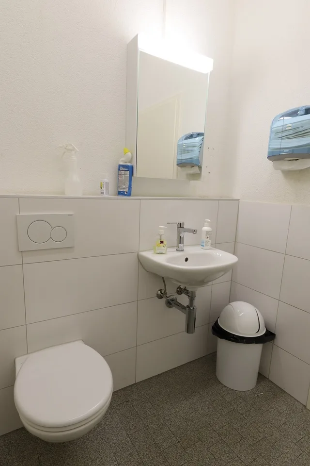 Attraktives Büro mit integrierter Teeküche & separater Toilette – Foto 6 von 8