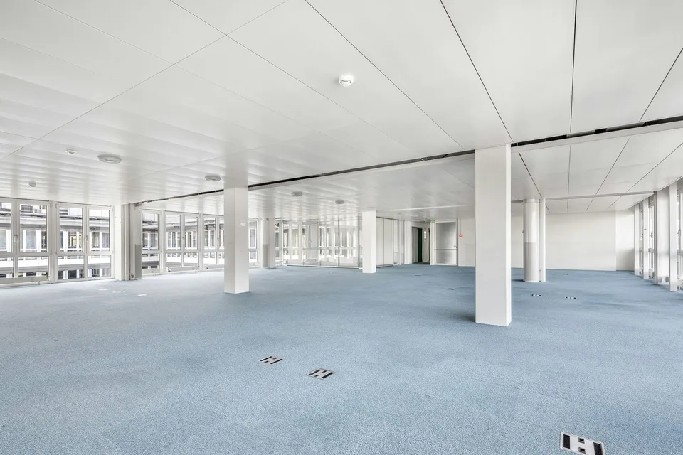 PLAZA | Helle Bürofläche im obersten Stockwerk
