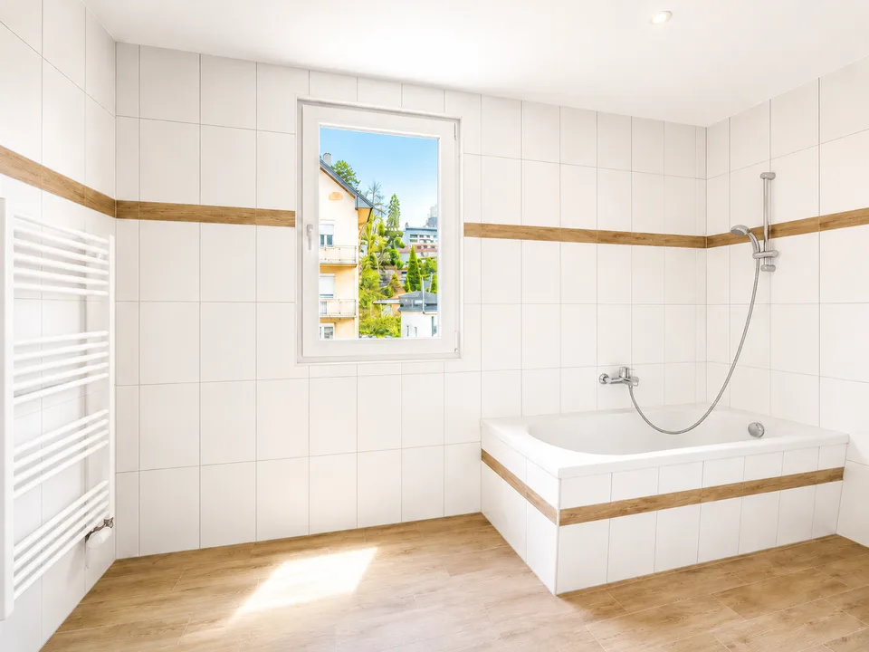 Magnifico 4.5 locali, molto spazioso e luminoso con cucina e bagno moderni!