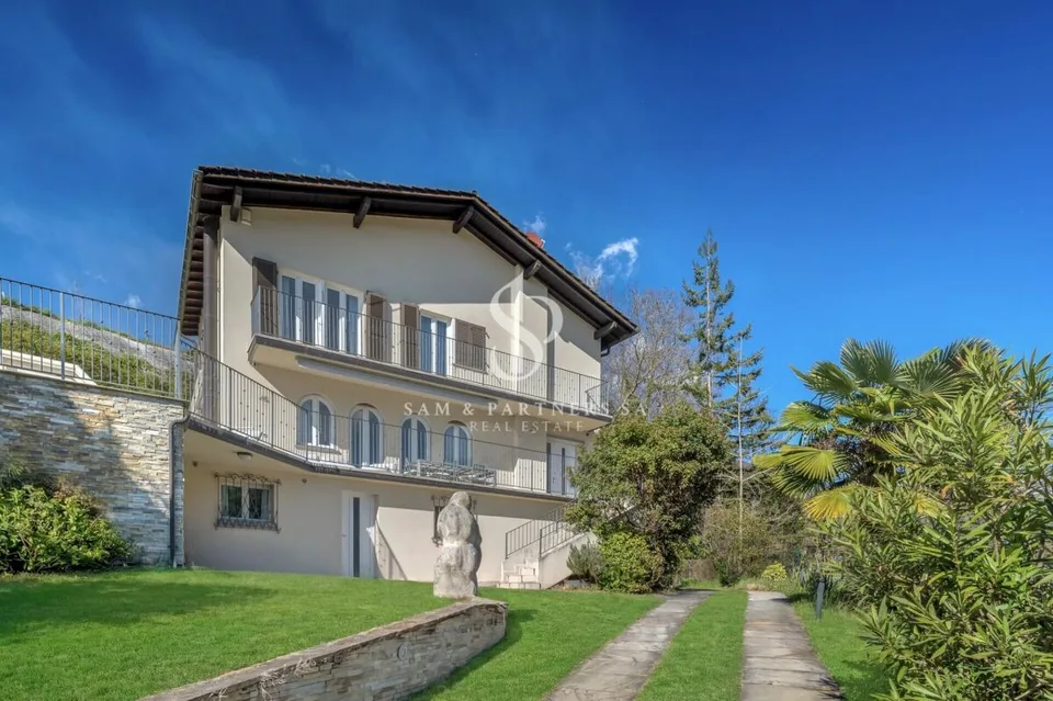 Moderna casa con piscina