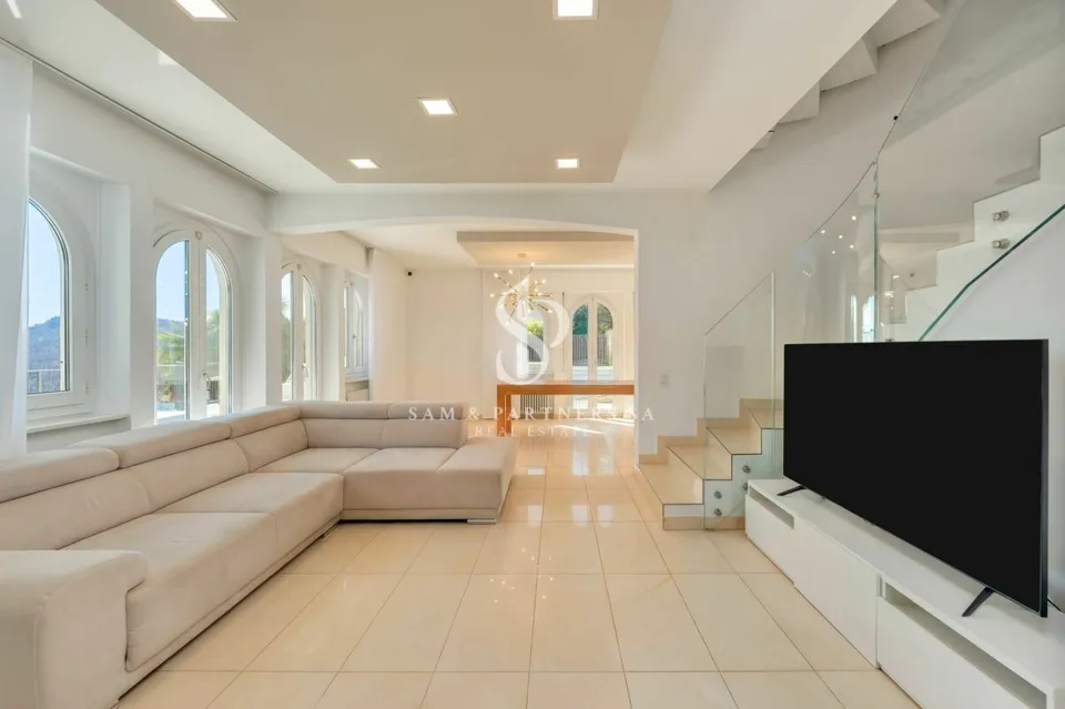 Modern house with pool – photo 6 of 19