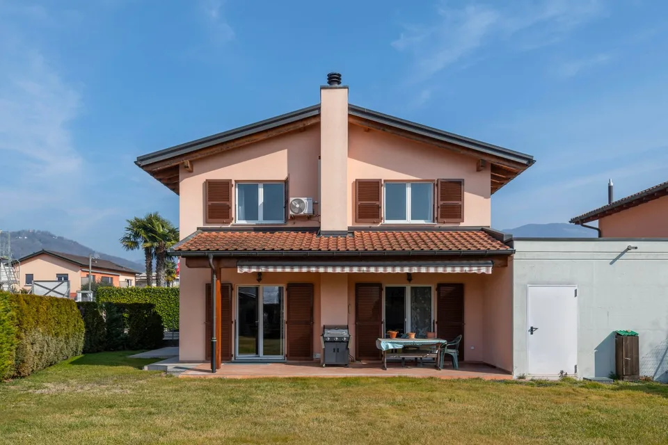 Vendesi graziosa casa con ampio giardino