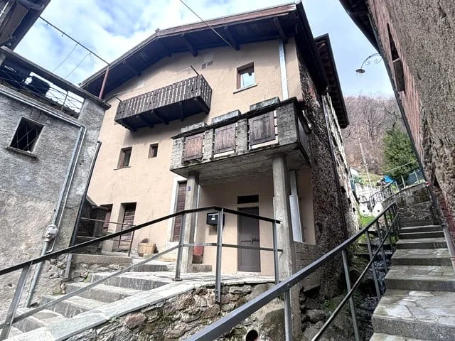 Rustica casa in pietra nel nucleo del paese
