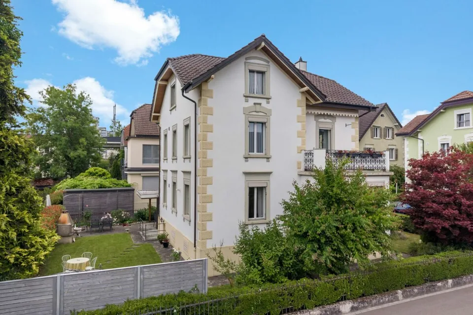 Sehr schönes, zentrales Zweifamilienhaus an ruhiger, bevorzugter Wohnlage mit separater Garagenparzelle