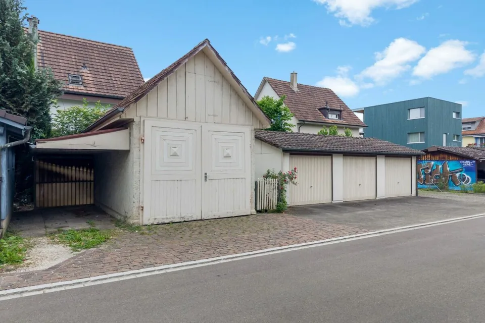 Sehr schönes, zentrales Zweifamilienhaus an ruhiger, bevorzugter Wohnlage mit separater Garagenparzelle