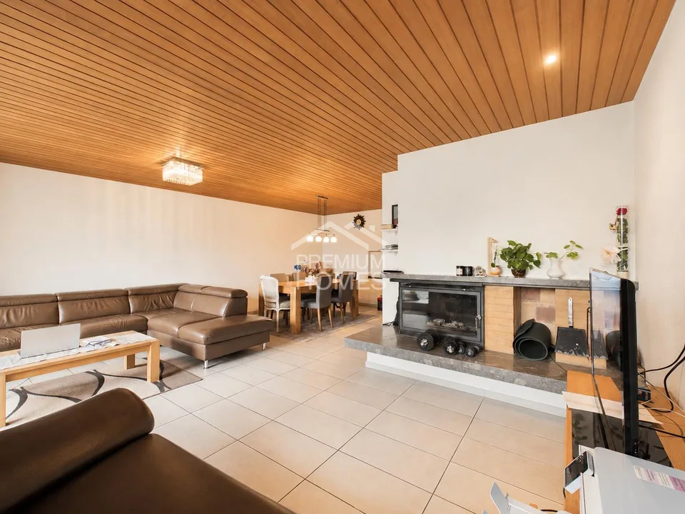 Maison de famille moderne avec jardin de rêve à Therwil
