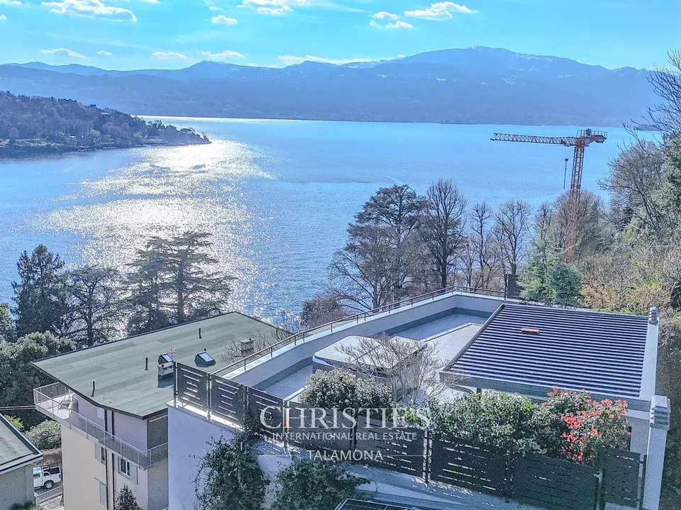 Elegantes Penthouse mit atemberaubendem Seeblick in Laveno-Mombello