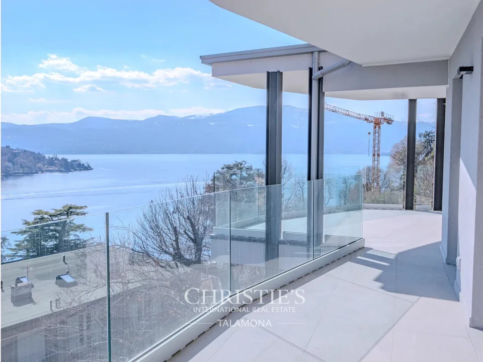 Elegantes Penthouse mit atemberaubendem Seeblick in Laveno-Mombello