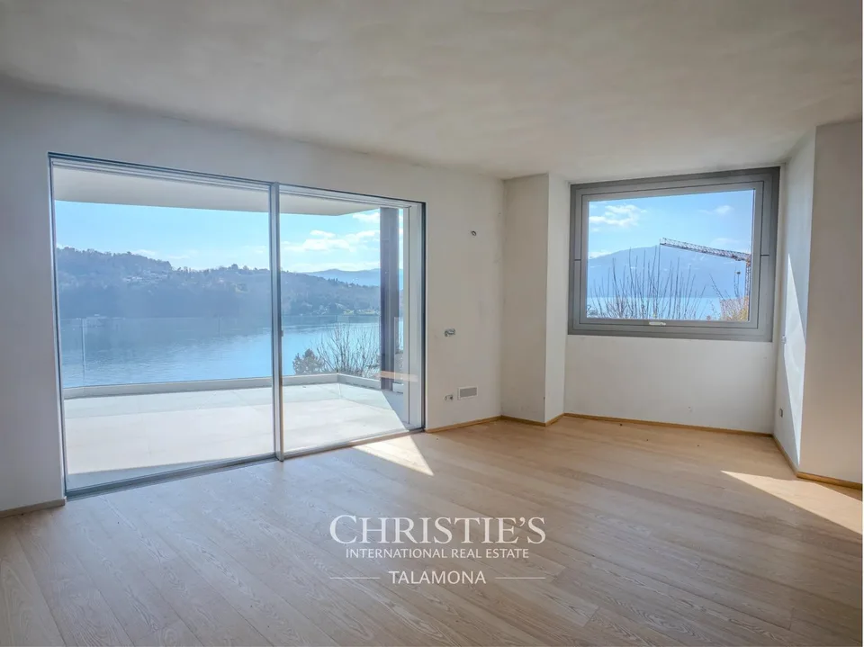 Elegantes Penthouse mit atemberaubendem Seeblick in Laveno-Mombello