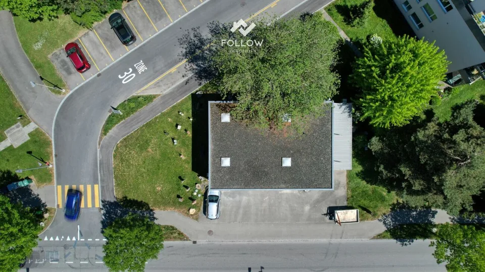 Il tuo nuovo sito aziendale: Hall commerciale compatto e luminoso con ufficio – foto 6 di 15