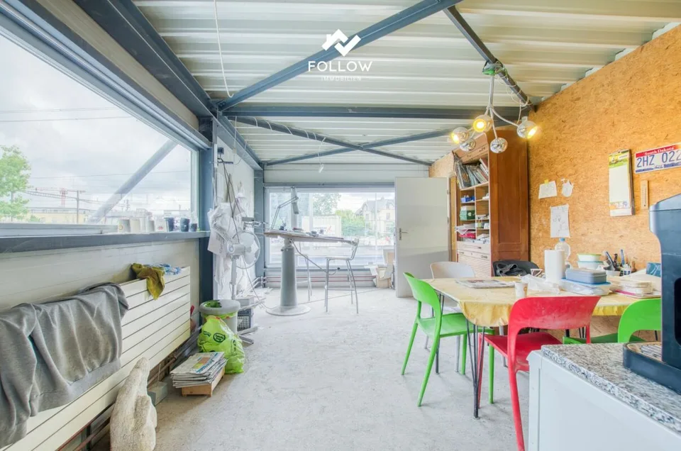 Il tuo nuovo sito aziendale: Hall commerciale compatto e luminoso con ufficio – foto 10 di 15