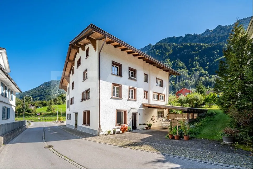 Mehrfamilienhaus mit drei Wohnungen und Baulandreserve
