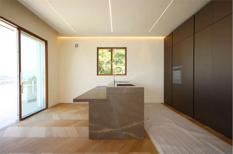 Nouveau penthouse de représentation de 5,5 pièces avec piscine et jardin – photo 8 sur 13