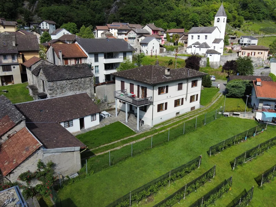 Semi-detached house, excellent location