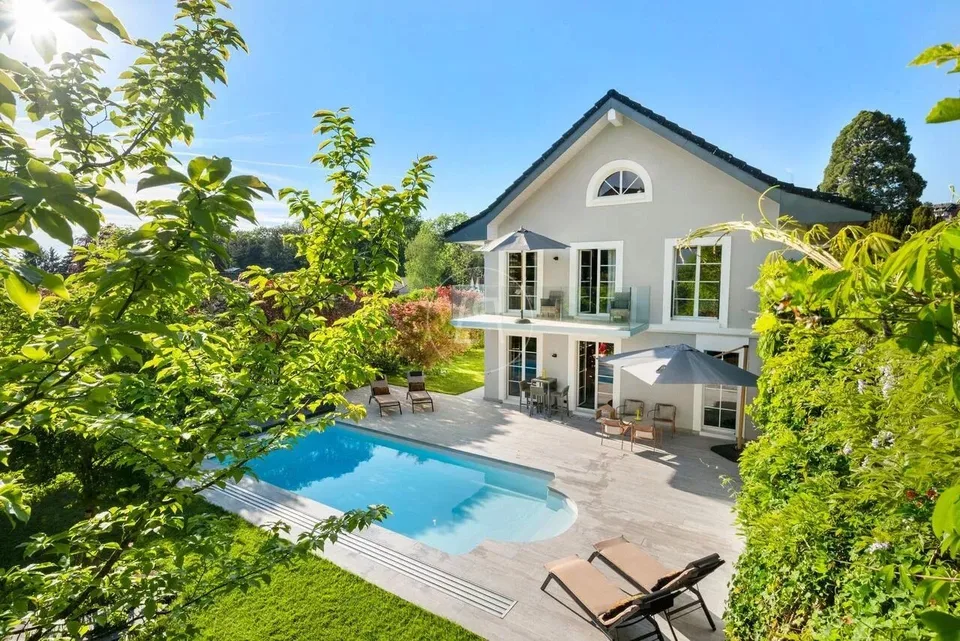 Bella proprietà familiare con vista lago e piscina a Blonay