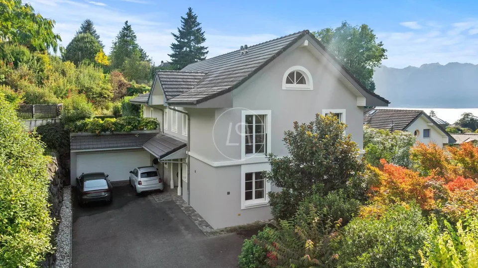 Bella proprietà familiare con vista lago e piscina a Blonay