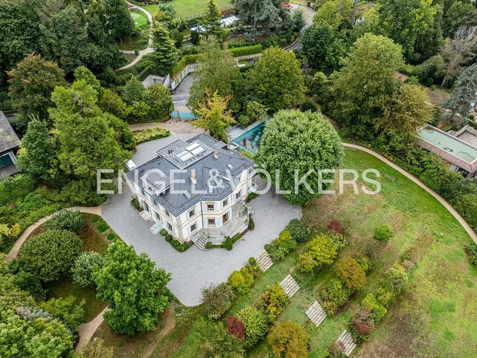 Außergewöhnliches Anwesen - prächtiges Herrenhaus mit Blick und Zugang zum See