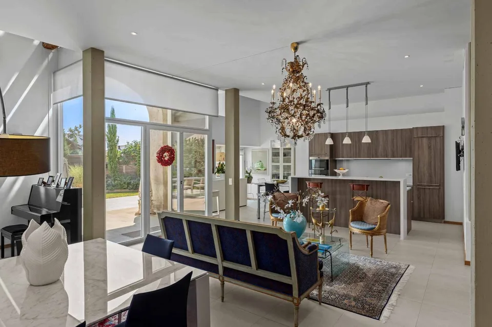 Property with contemporary comfort 4 suites, luxury and history – photo 6 of 13