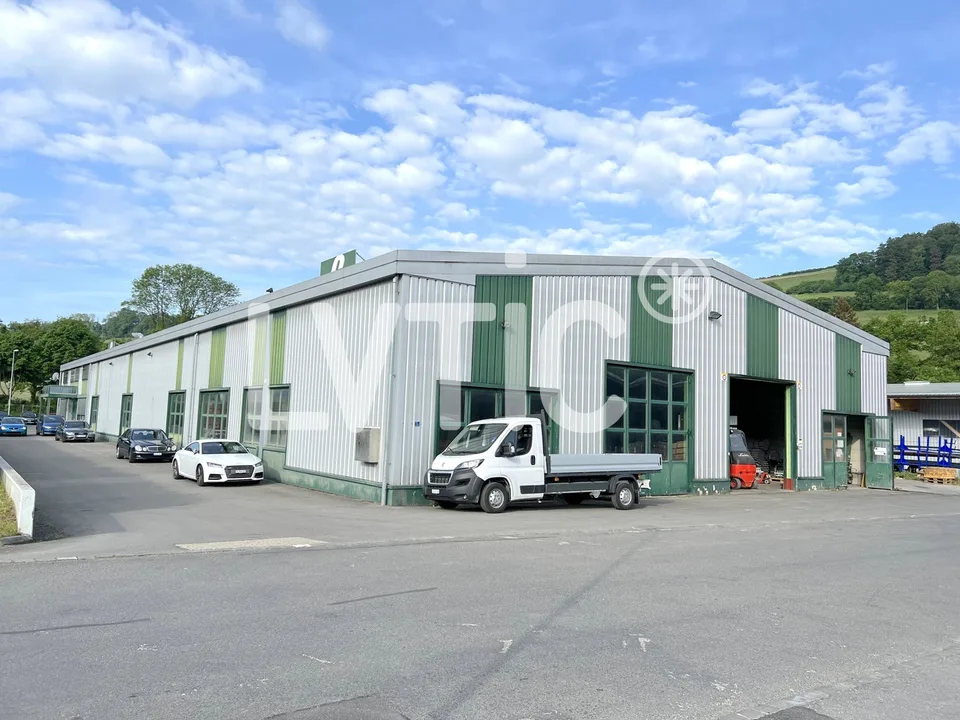 Bâtiment industriel de 2100 m2 sur parcelle 4700 m2 à vendre à Moudon