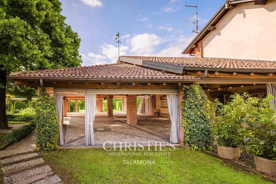 Tenuta storica immersa nel verde a Oleggio – foto 6 di 13
