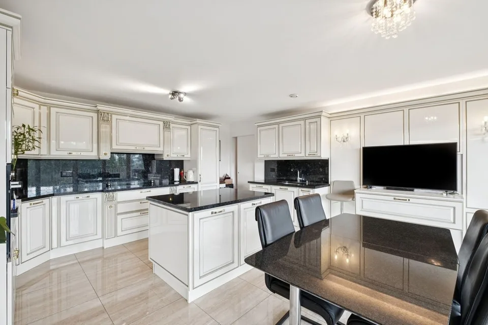 Elegant 5.5-room apartment in Minergie building in Hauterive NE