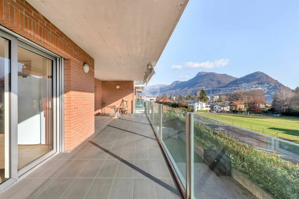 Soleggiato con giardino e piscina