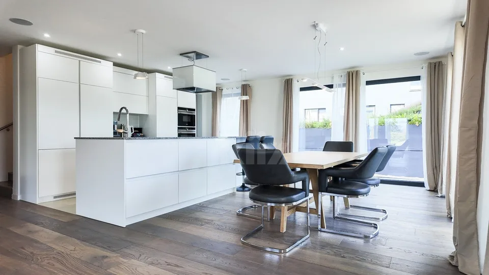 Superba villa contemporanea di 250m2 con finiture curate