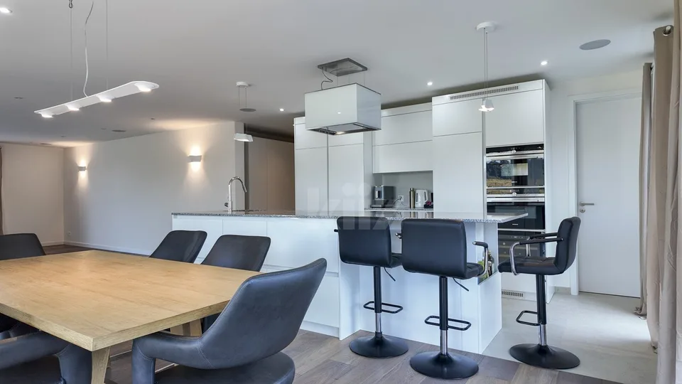 Superba villa contemporanea di 250m2 con finiture curate