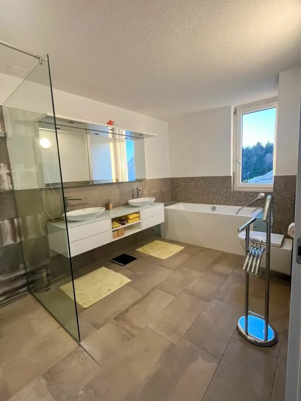 Modernes Wohnen mit Galerie und Wellness-Extras in Kriegstetten – Foto 8 von 11