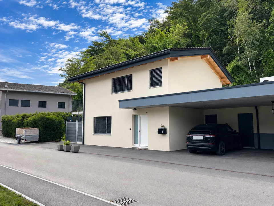 Magnifica villa recente con ampio giardino ad Aproz