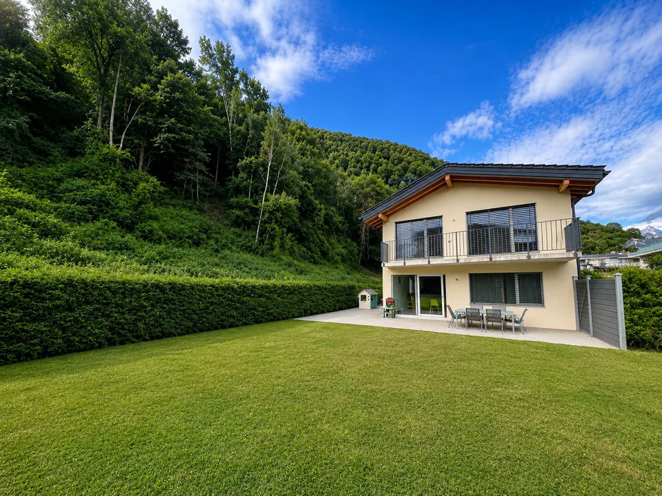 Magnifique villa récente avec spacieux jardin à Aproz