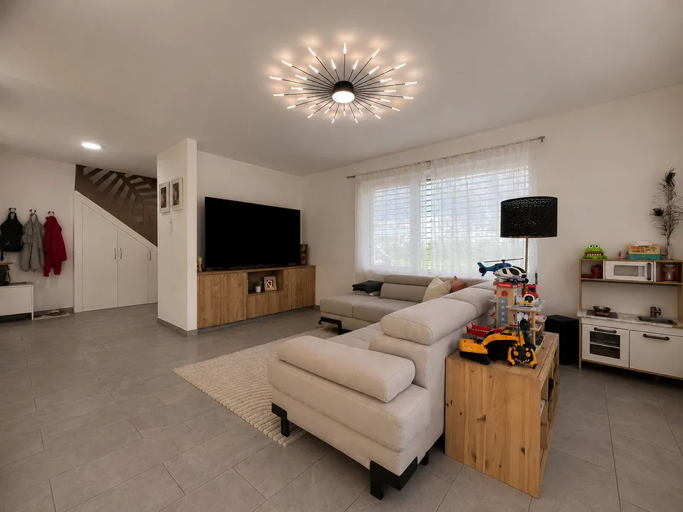 Magnifica villa recente con ampio giardino ad Aproz