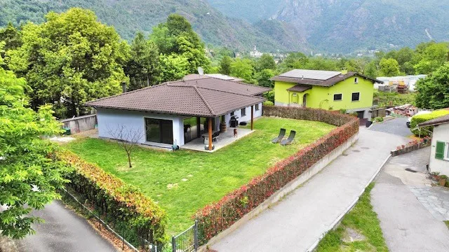 Maison unifamiliale moderne avec jardin privé à vendre à Golino