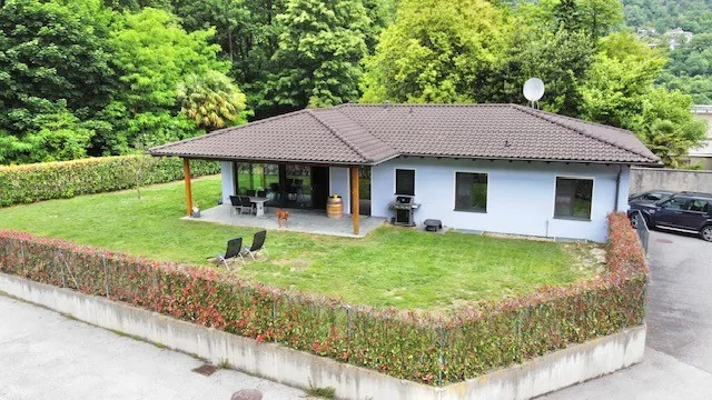VENDESI A GOLINO - MODERNA CASA UNIFAMILIARE CON GIARDINO PRIVATO