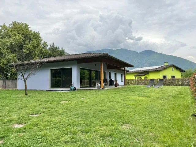 Maison unifamiliale moderne avec jardin privé à vendre à Golino