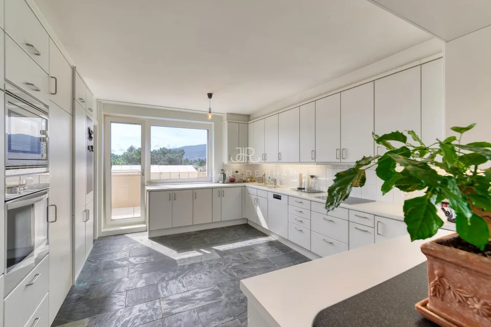 Cologny | Appartement de 4 pièces en attique avec vue imprenable