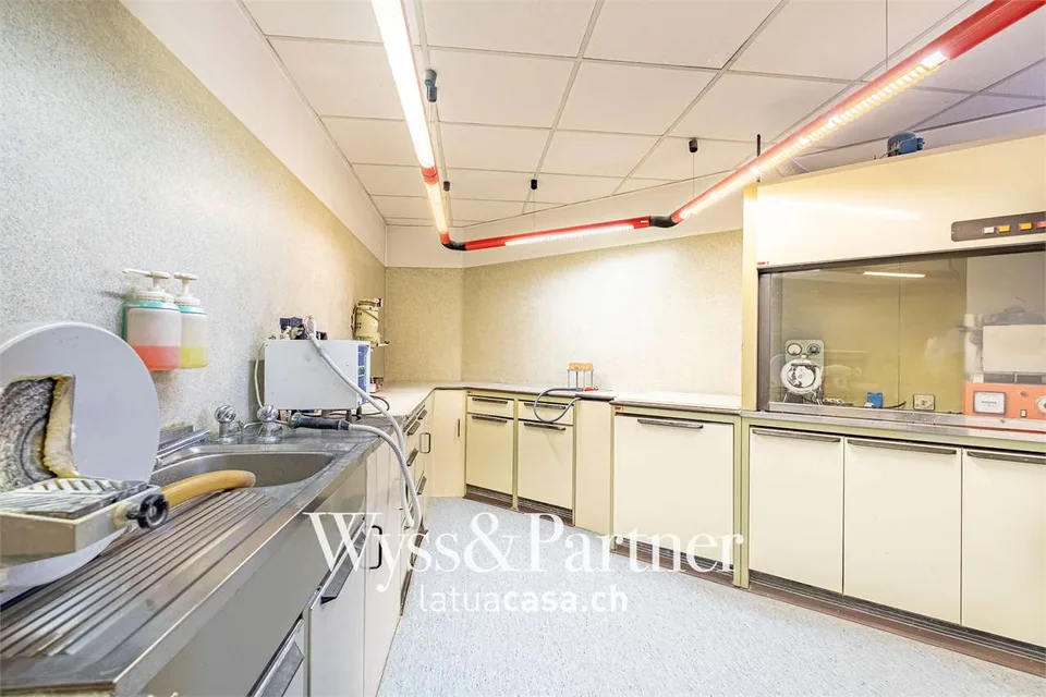 Locarno - bureau pratique et spacieux