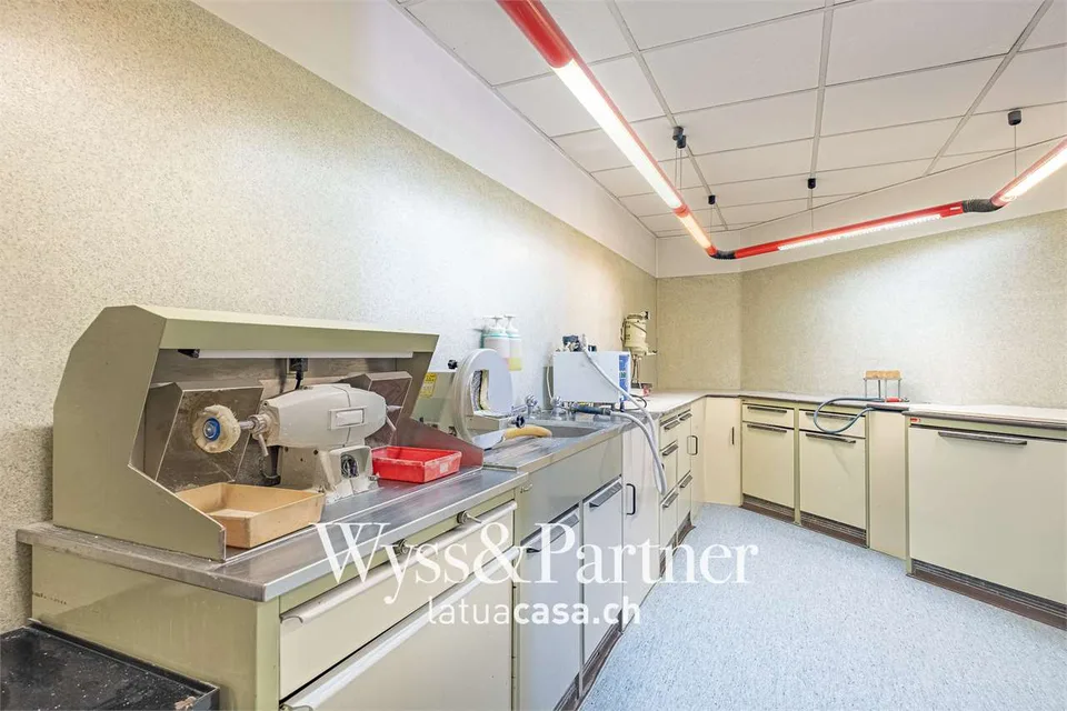 Locarno - bureau pratique et spacieux