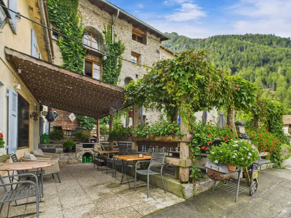 Hotel & Restaurant mit Einliegerwohnungen in Miralago