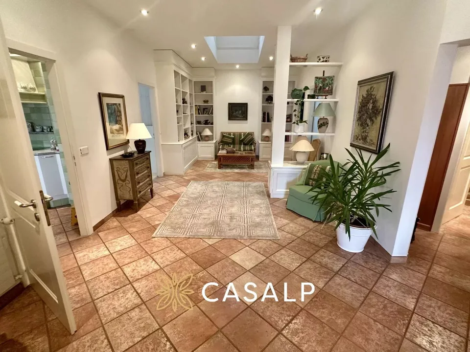 Ampio attico di lusso con piscina interna – foto 10 di 13