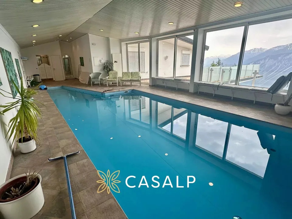 Vaste attique de luxe avec piscine intérieure