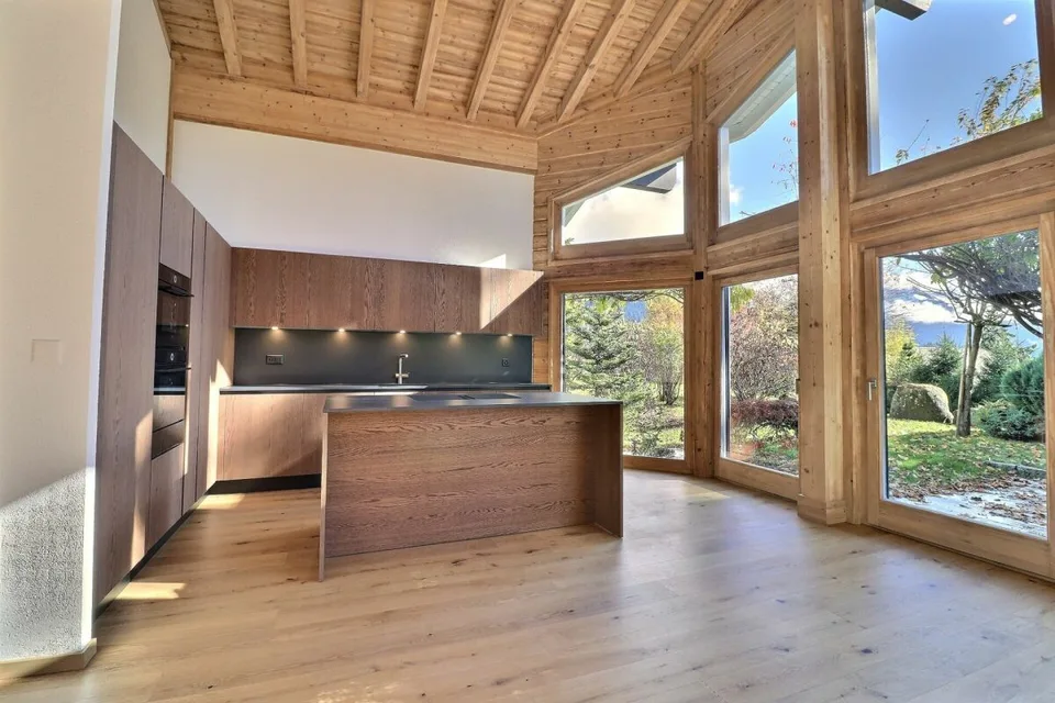 Völlig renoviertes Chalet mit schönem Baumgarten