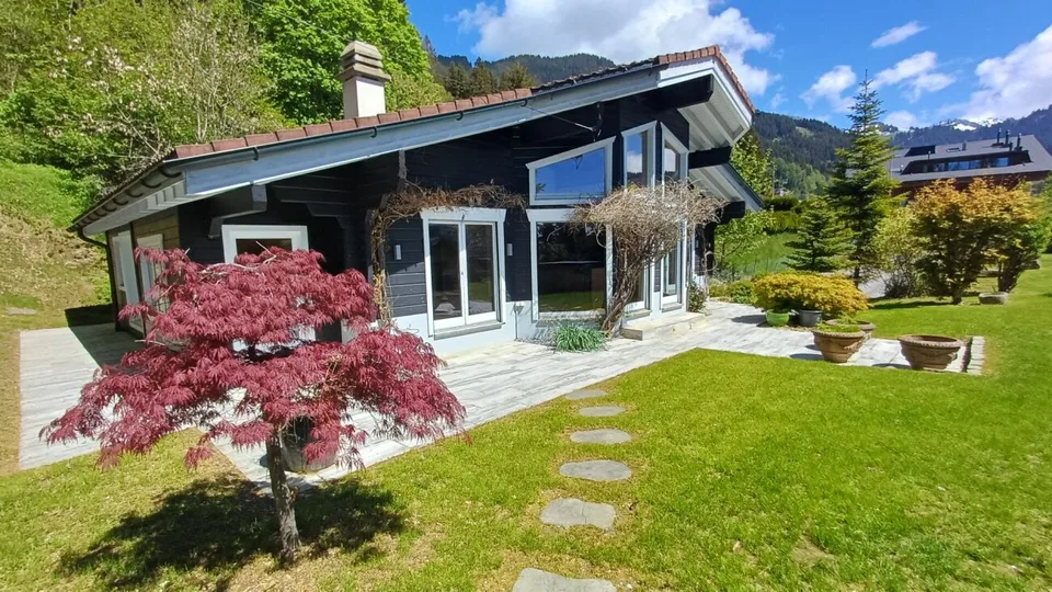 Völlig renoviertes Chalet mit schönem Baumgarten