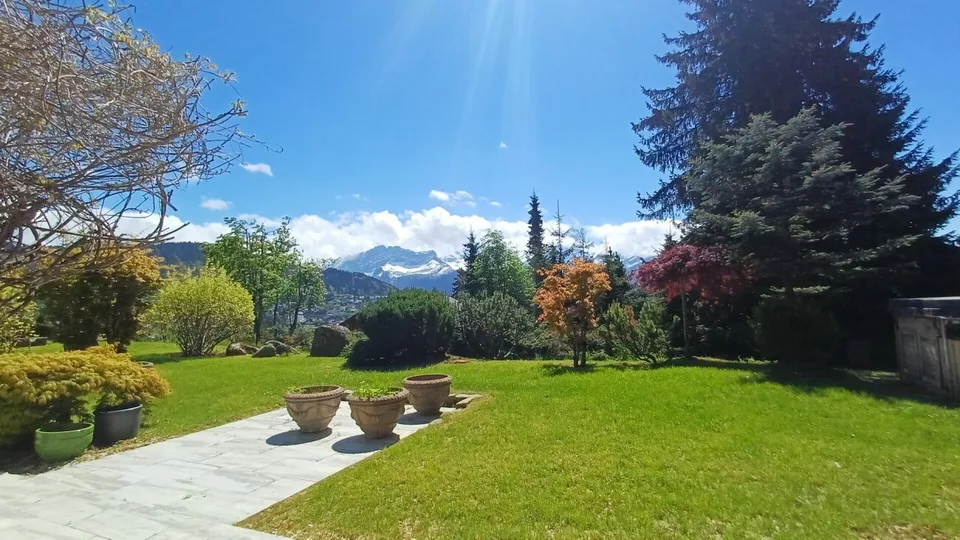 Völlig renoviertes Chalet mit schönem Baumgarten