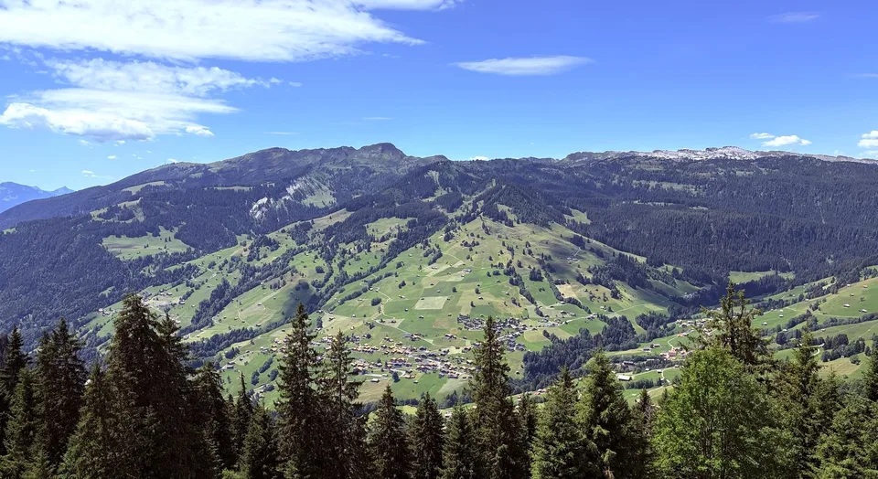 Affascinante appartamento di nuova costruzione con vista sulla montagna a Habkern