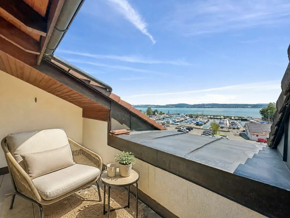 APPARTAMENTO LUSSOSO CON VISTA LAGO E VICINO AL PORTO TURISTICO – foto 13 di 19