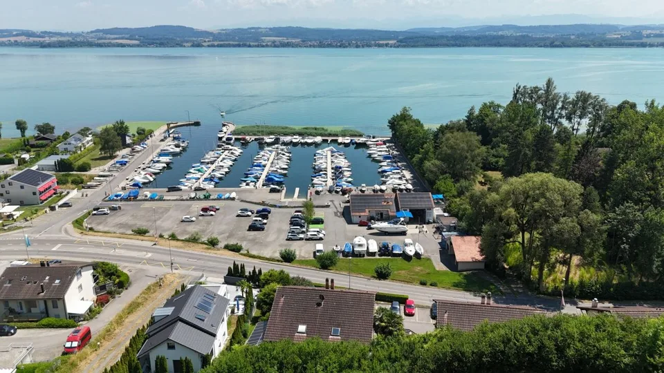 APPARTAMENTO LUSSOSO CON VISTA LAGO E VICINO AL PORTO TURISTICO – foto 17 di 19