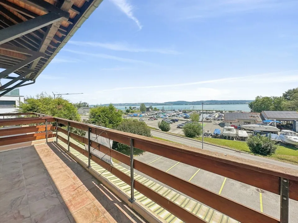 APPARTAMENTO LUSSOSO CON VISTA LAGO E VICINO AL PORTO TURISTICO – foto 16 di 19