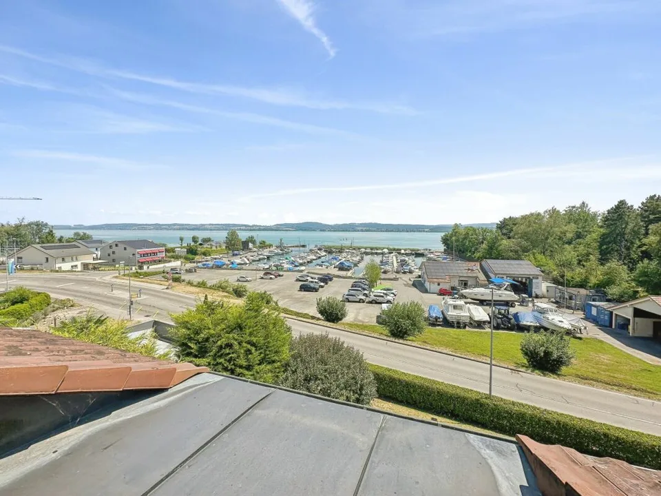 APPARTAMENTO LUSSOSO CON VISTA LAGO E VICINO AL PORTO TURISTICO – foto 14 di 19