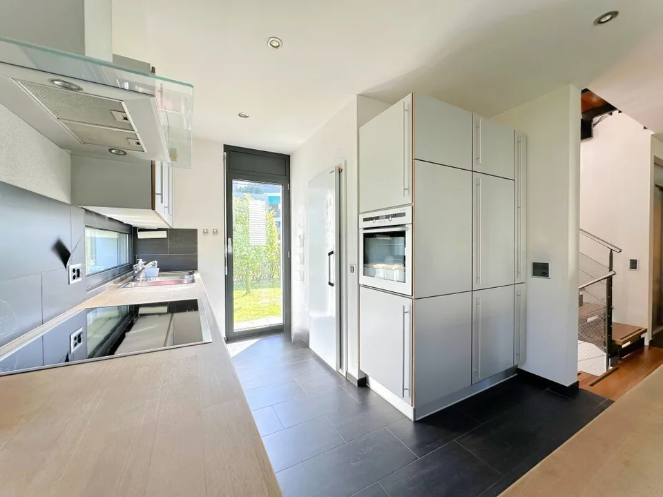 Hochwertiges Einfamilienhaus mit Sauna, Innenpool und Aufzug